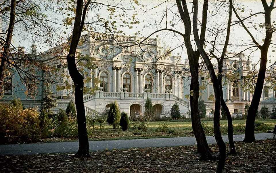 В сети показали, как выглядел Мариинский дворец в Киеве до реставрации в 1980-х годах. Архивное фото