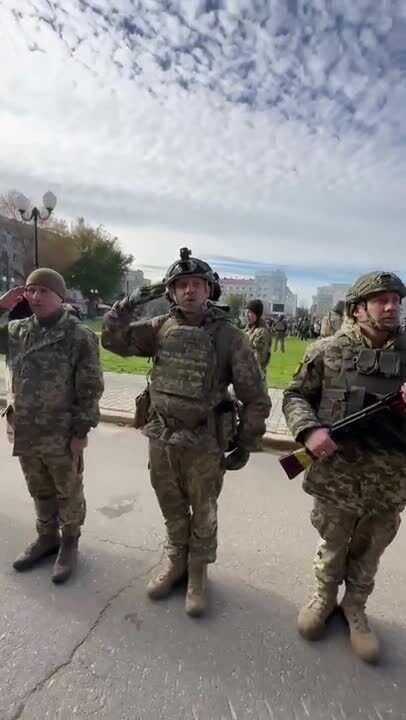 В деоккупированном Херсоне торжественно подняли флаг Украины при участии Зеленского. Видео