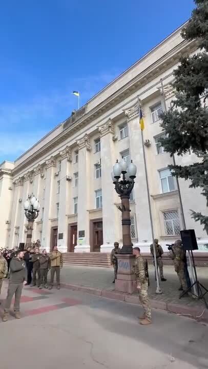 В деокупованому Херсоні урочисто підняли прапор України за участю Зеленського. Відео 