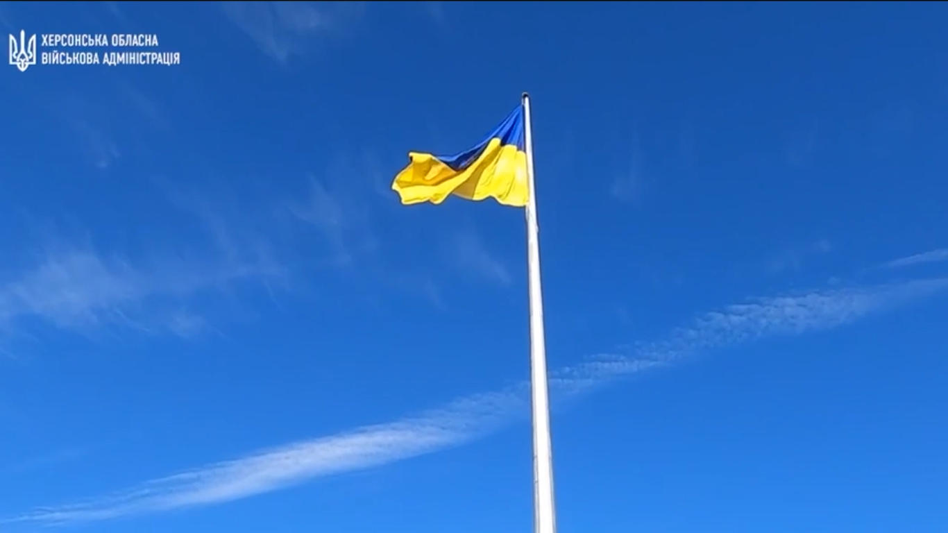 В Херсоне подняли гигантский флаг Украины: впечатляющее видео