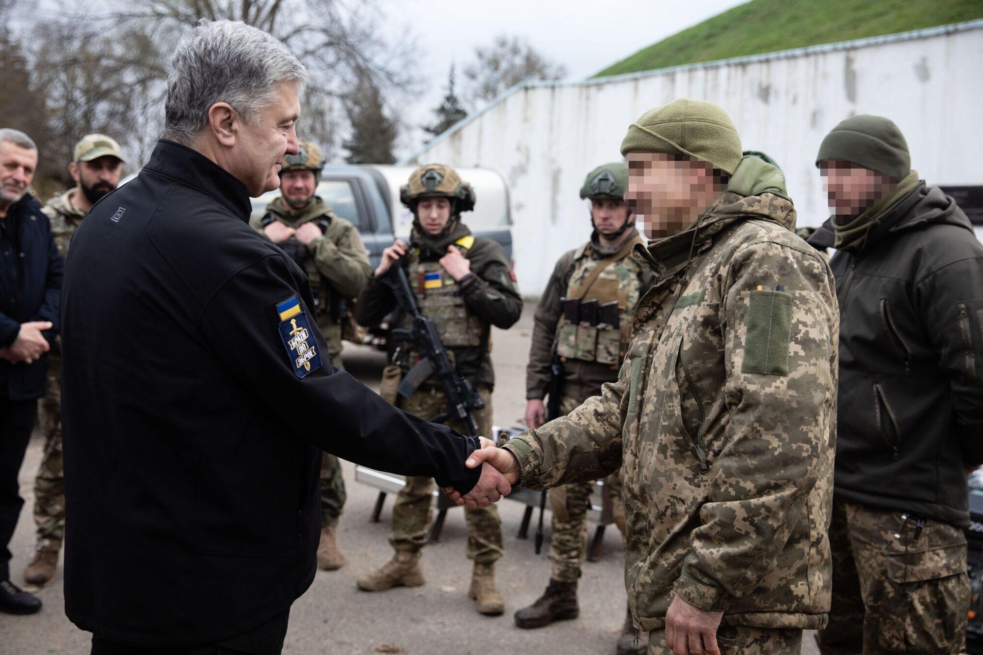 Советник Порошенко Елисеев приехал в самую горячую точку Донбасса, где воюет его брат. Фото