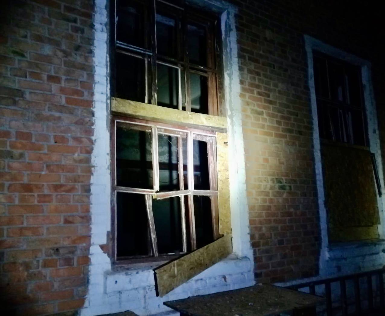 Окупанти обстріляли Дніпропетровщину і вдарили по селу на Запоріжжі: пошкоджено лінії електропередач і будівлі. Фото 