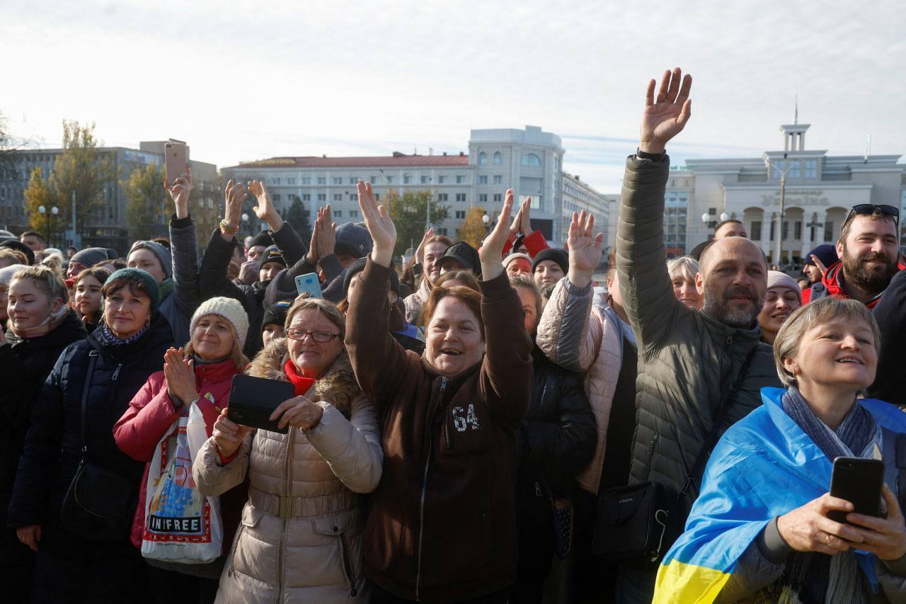 ''Мы двигаемся вперед'': Зеленский посетил деоккупированный Херсон. Фото и видео
