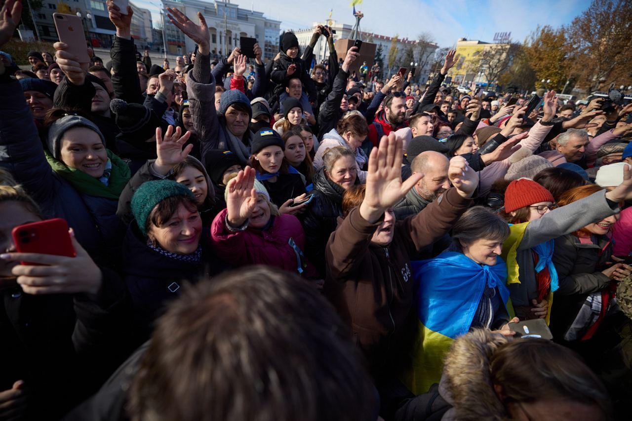 ''Ми рухаємося вперед'': Зеленський відвідав деокупований Херсон. Фото і відео