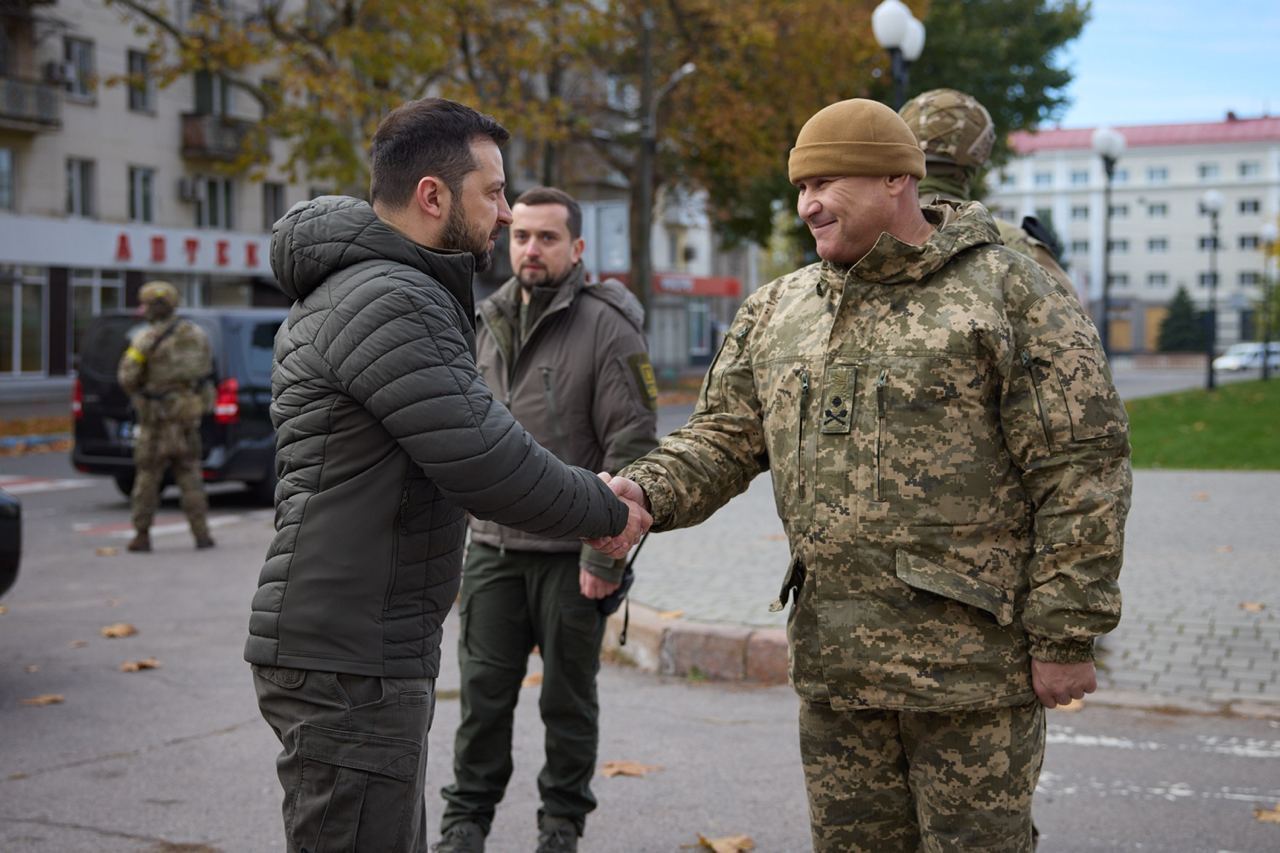 ''Мы двигаемся вперед'': Зеленский посетил деоккупированный Херсон. Фото и видео