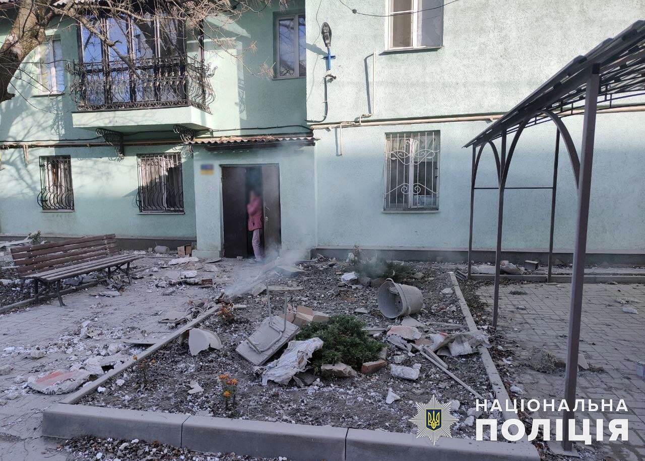 Оккупанты в Донецкой области обстреляли школу, больницу и роддом: в сети показали последствия. Фото