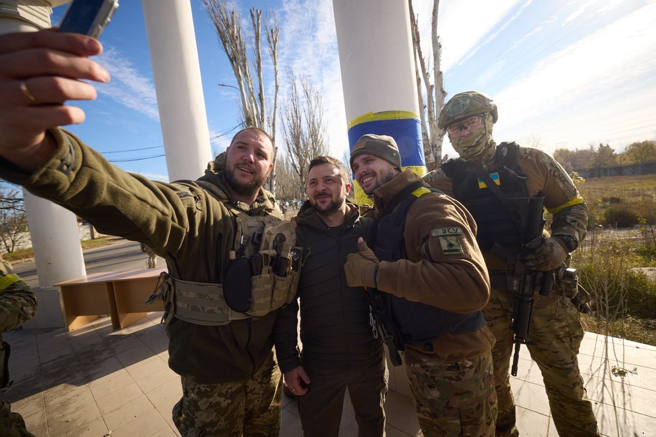 Відразу видно, хто зі своїм народом: Зеленський приїхав до Херсона у куртці за $237, а Путін вийшов до росіян у пуховику за $12 000