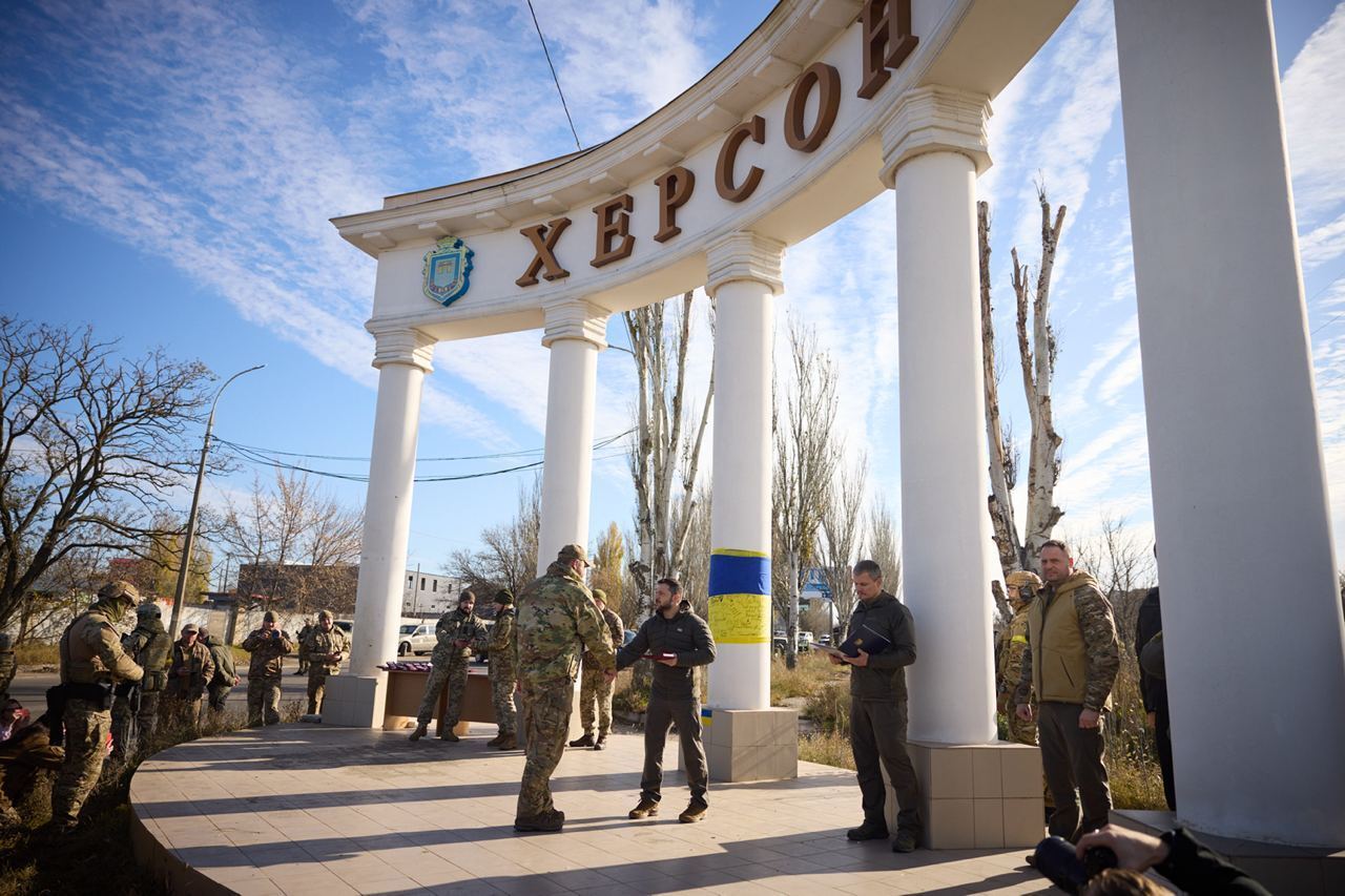 "Наши герои": Зеленский в Херсоне отметил украинских защитников наградами. Фото