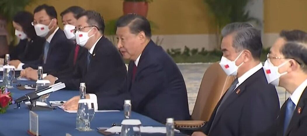 Пожали друг другу руки: Байден впервые встретился с Си Цзиньпином как президент США. Видео