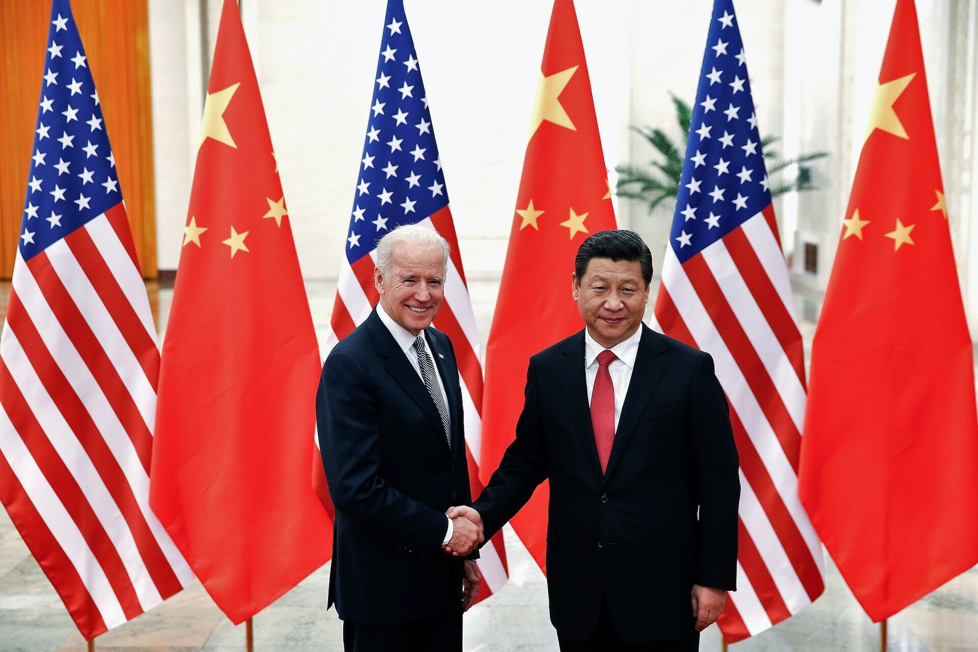 Потиснули один одному руки: Байден вперше зустрівся із Сі Цзіньпіном як президент США. Відео 