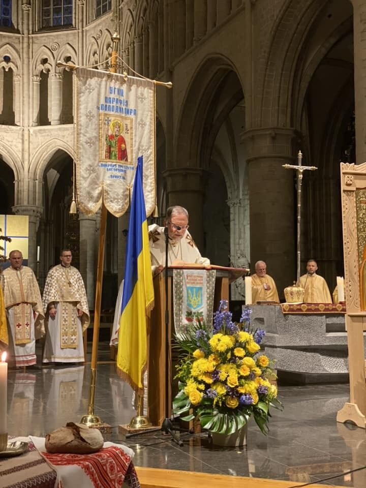 Сине-желтый флаг в кафедральном соборе святых Михаила и Гудулы