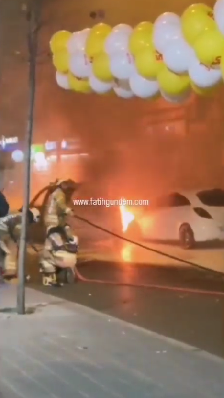 В Стамбуле новый теракт, взорвался заминированный автомобиль. Видео