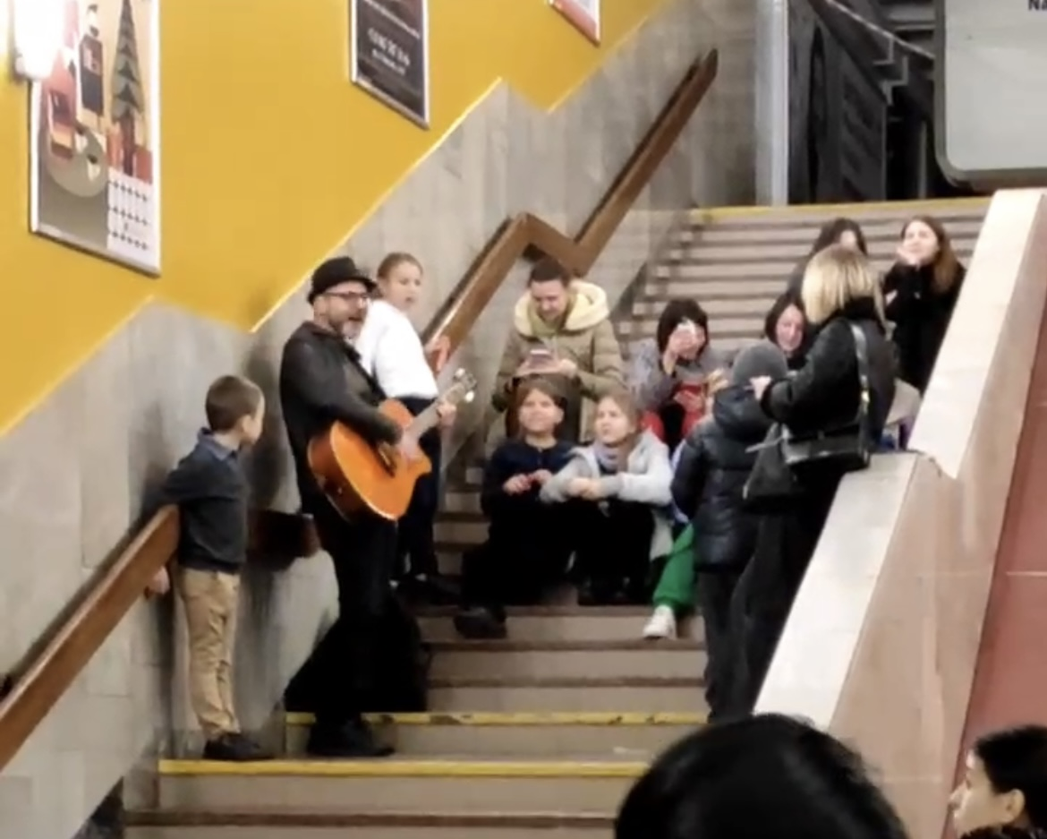 У київському метро під час масованої ракетної атаки люди співали "Червону руту". Відео