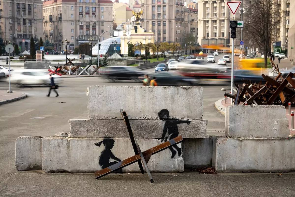 Banksy признал, что создал 7 граффити в Украине: ему принадлежат арты в Бородянке, Ирпене и Киеве