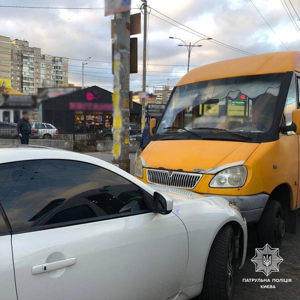 В Киеве легковушка сбила женщину на остановке и врезалась в маршрутку. Фото