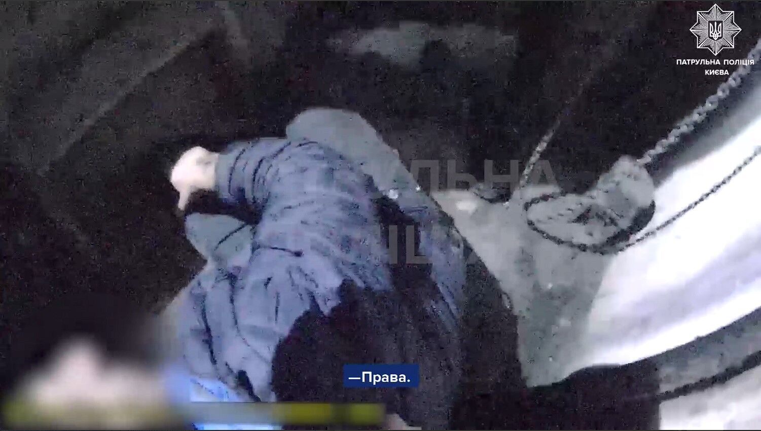 В Киеве мужчина упал в шахту лифта: застрял из-за отключения света и пытался самостоятельно выбраться. Видео