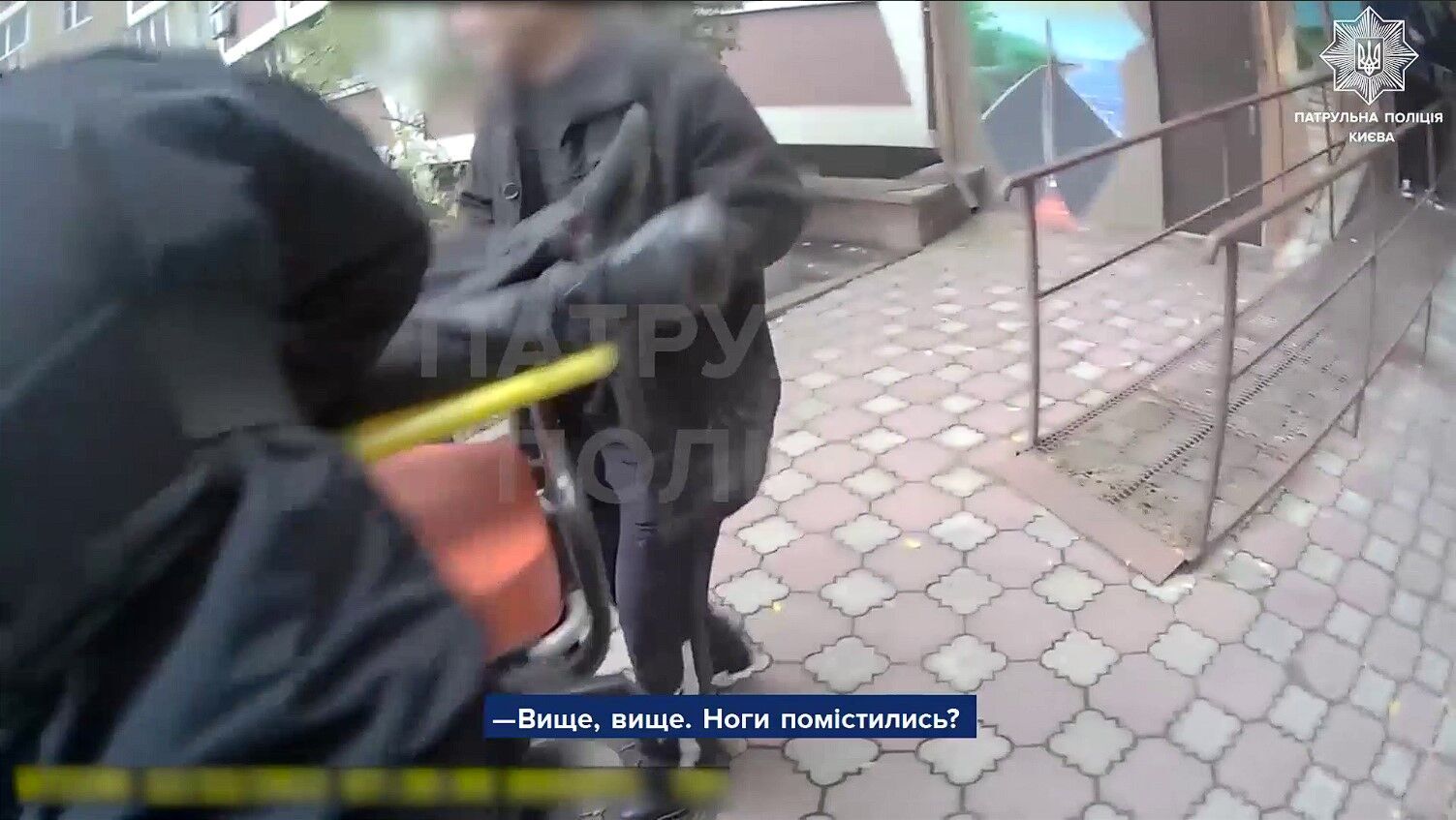 У Києві чоловік впав у шахту ліфта: застряг через відключення світла та намагався самостійно вибратись. Відео