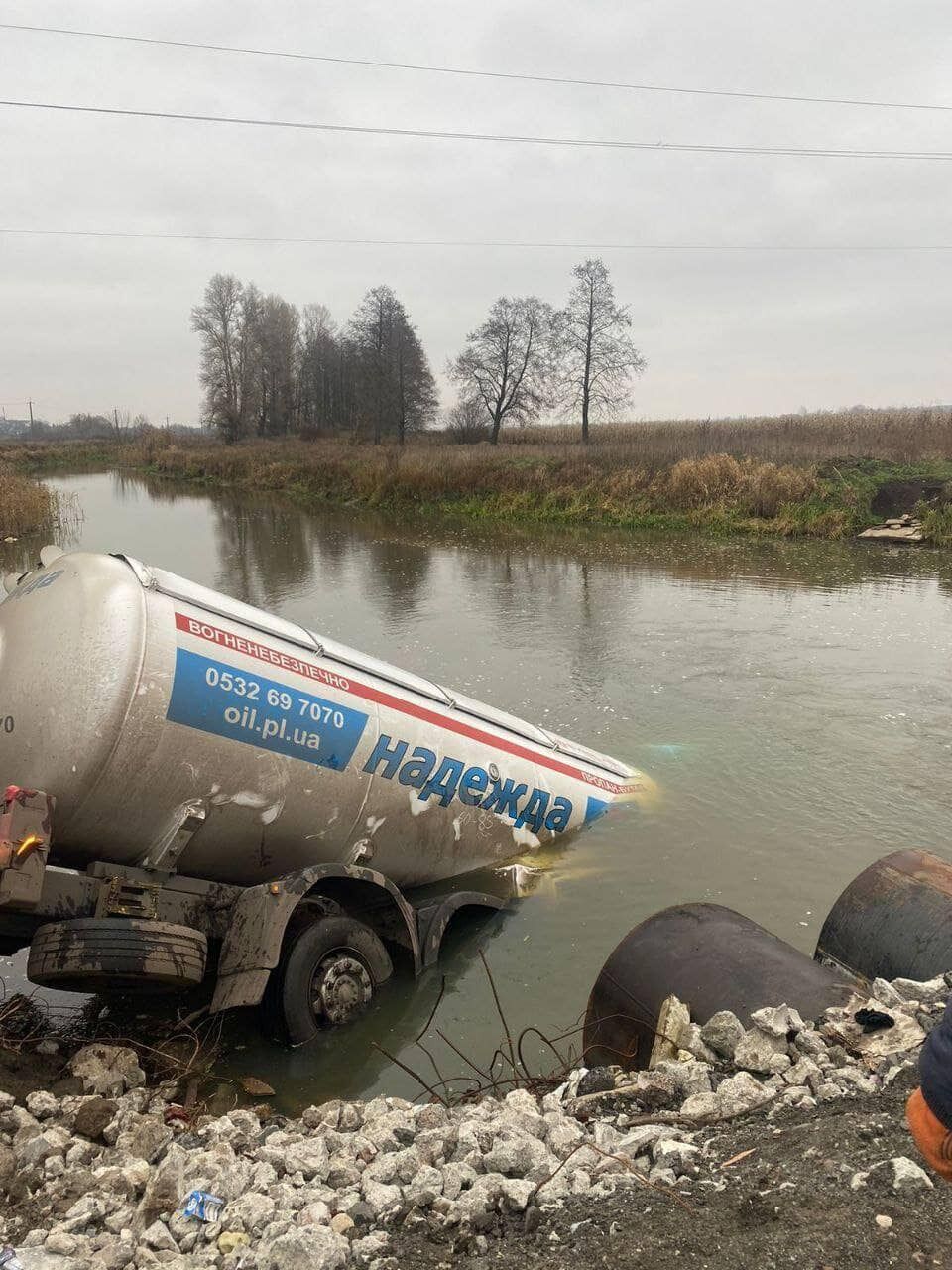 На КИевщине грузовик с двумя цистернами съехал с моста в воду: есть погибший. Фото и видео