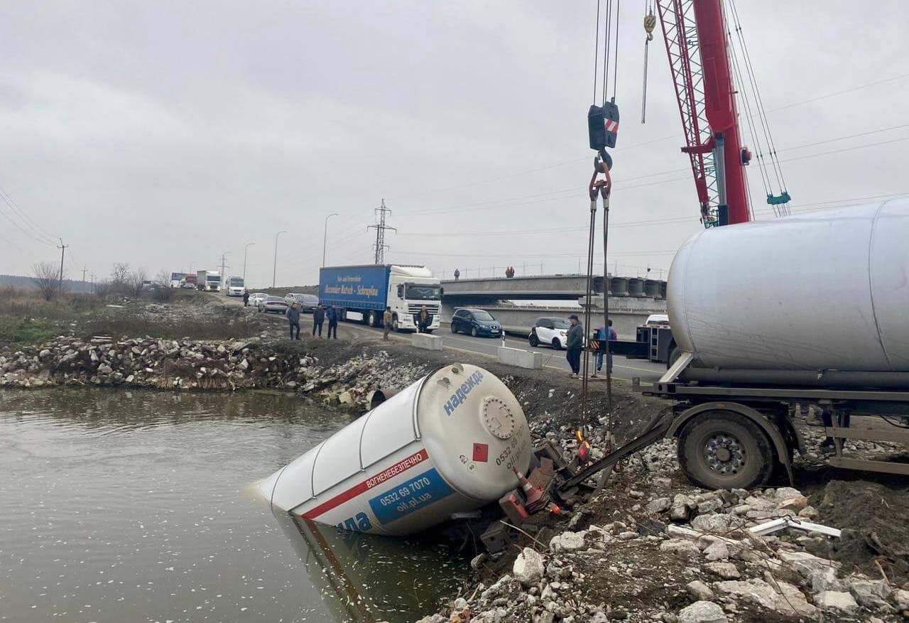 На КИевщине грузовик с двумя цистернами съехал с моста в воду: есть погибший. Фото и видео