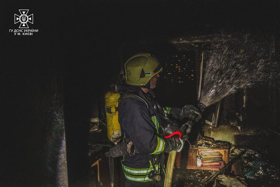 У Києві під час гасіння пожежі бійці ДСНС врятували двох дітей та чоловіка. Фото