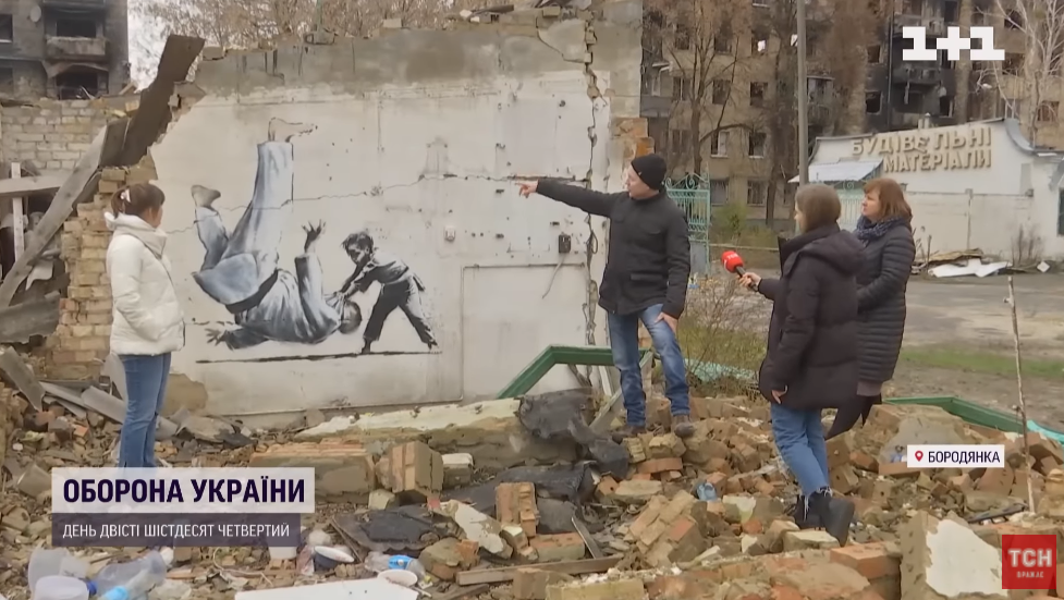 Жители Бородянки застали Banksy за работой: рассказали, как выглядит знаменитый художник. Видео