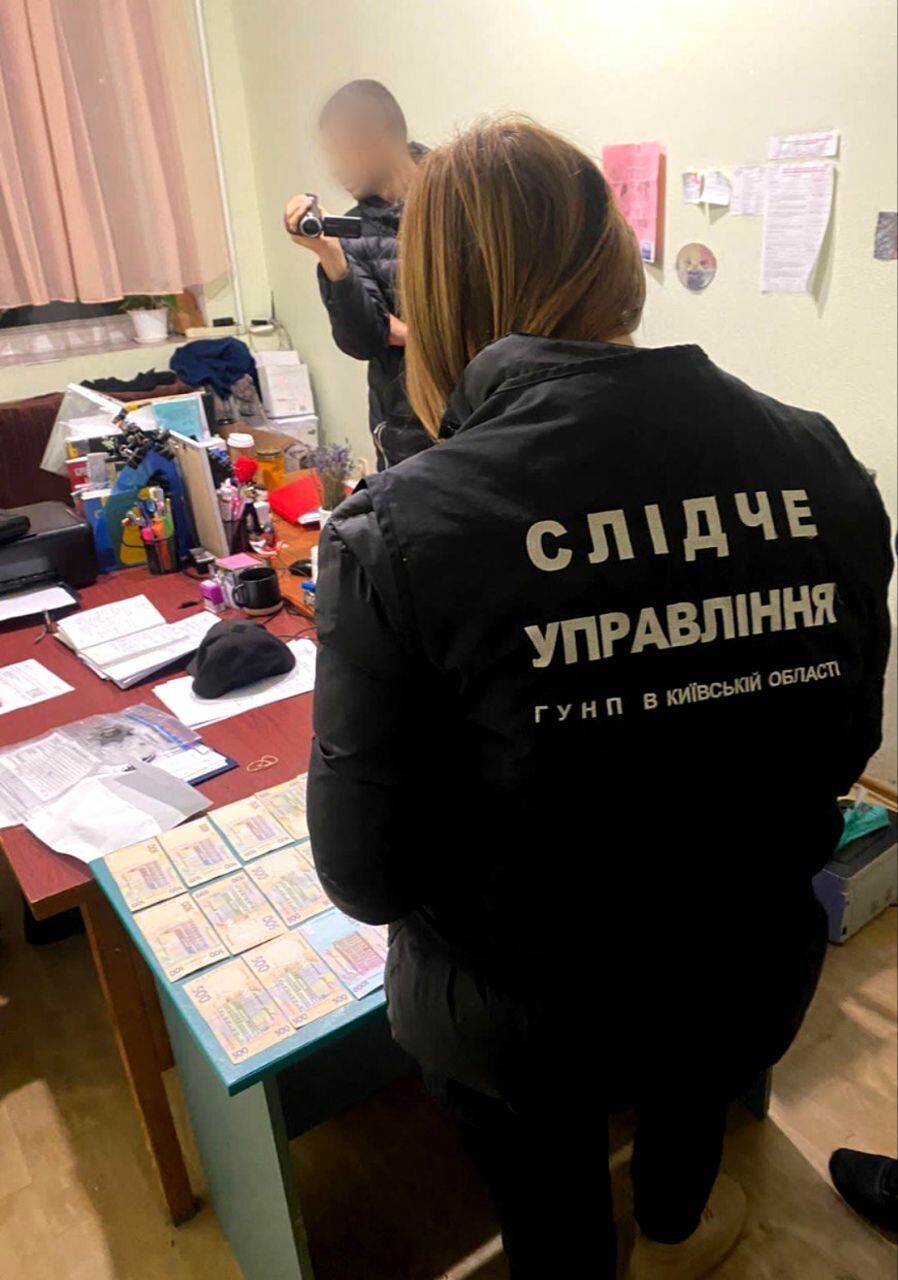 В Киевской области гражданка РФ предлагала полицейскому взятку из-за нарушения ею правил торговли алкоголем. Фото