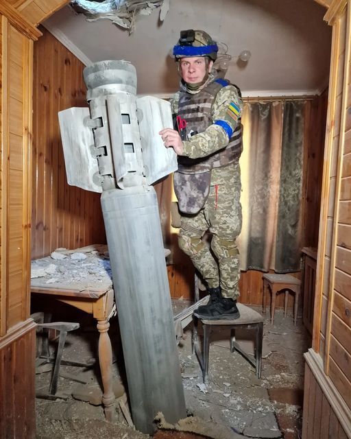 Комаров показал российскую ракету посреди квартиры харьковчан и объяснил природу врага: это война против самых незащищенных людей