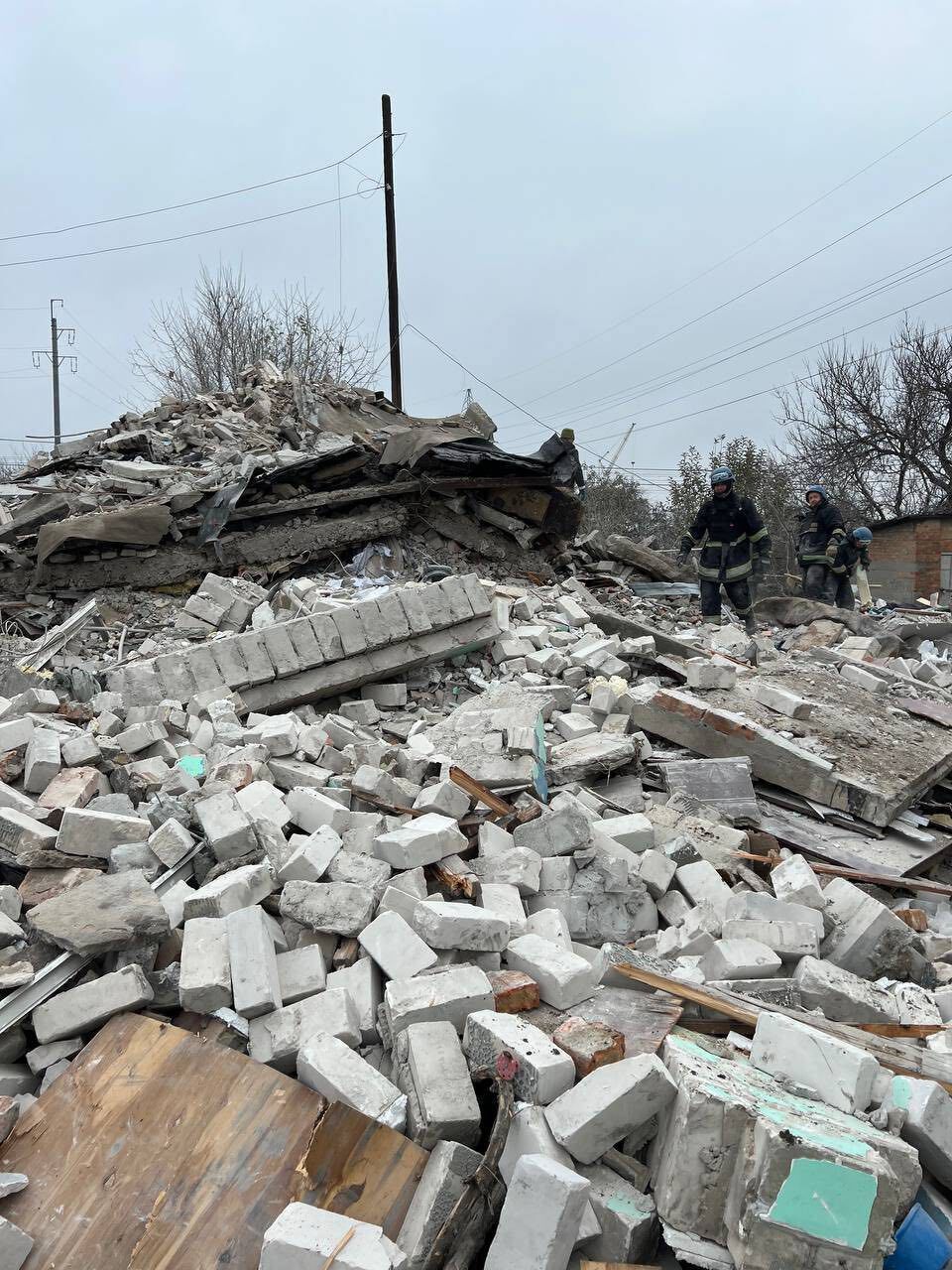 Число жертв ракетного удара РФ по жилому дому в Вольнянске возросло до 10. Фото