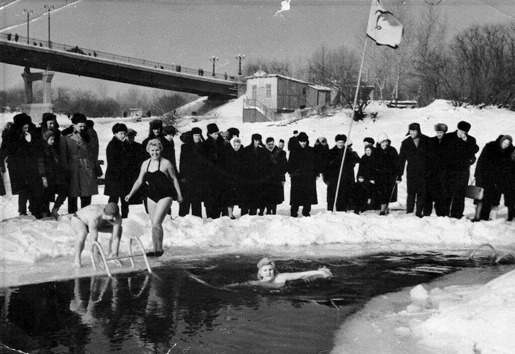 В сети показали, как закалялись "моржи" в Киеве в середине 1960-х годов. Архивные фото