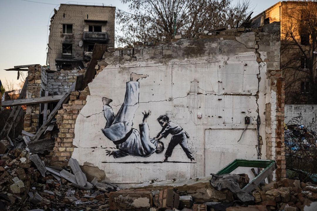 Известный стрит-арт художник Бенкси показал процесс создания всех своих граффити в Украине. Видео