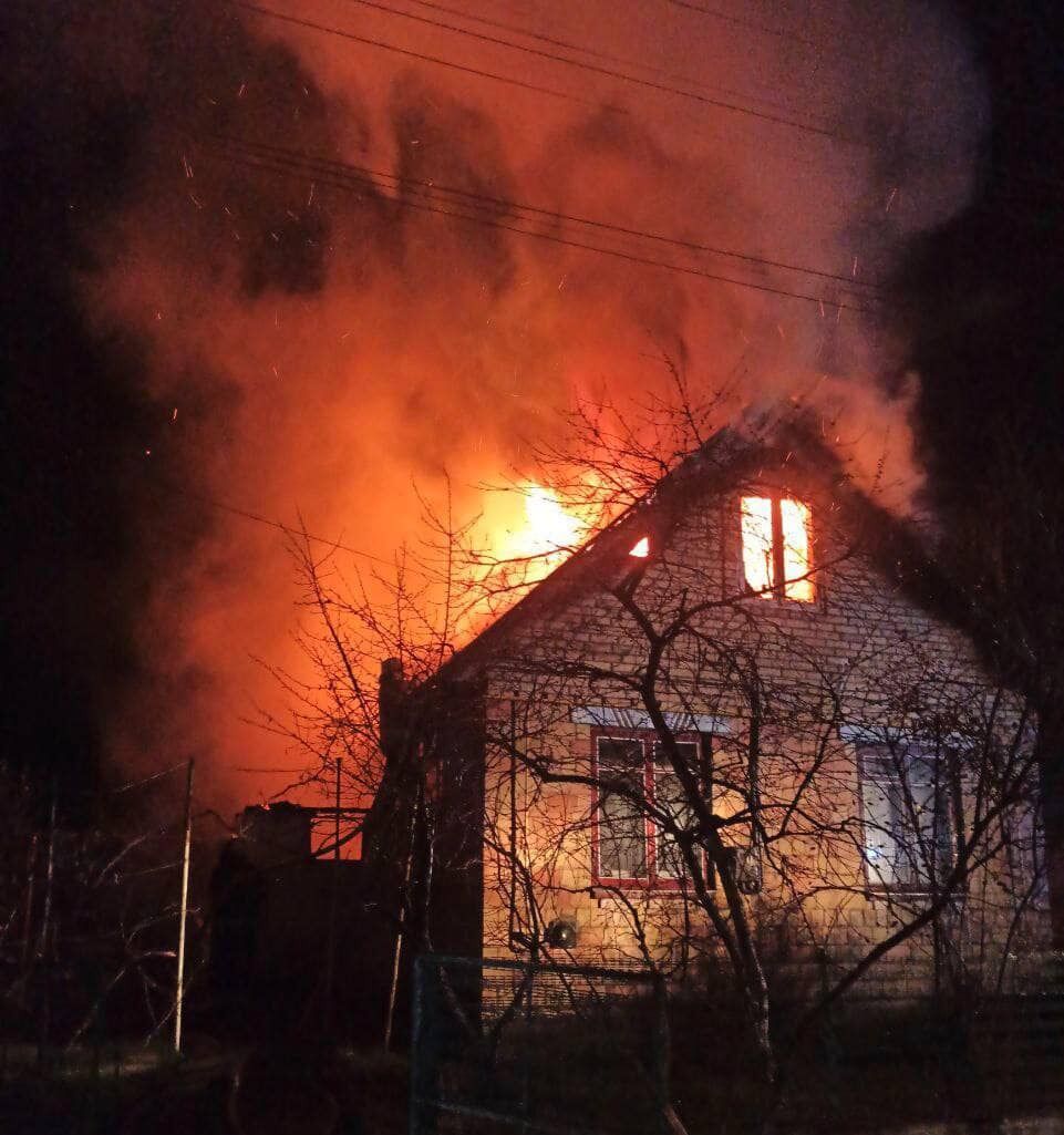На Київщині залишені без нагляду свічки стали причиною двох пожеж: є постраждалий. Фото