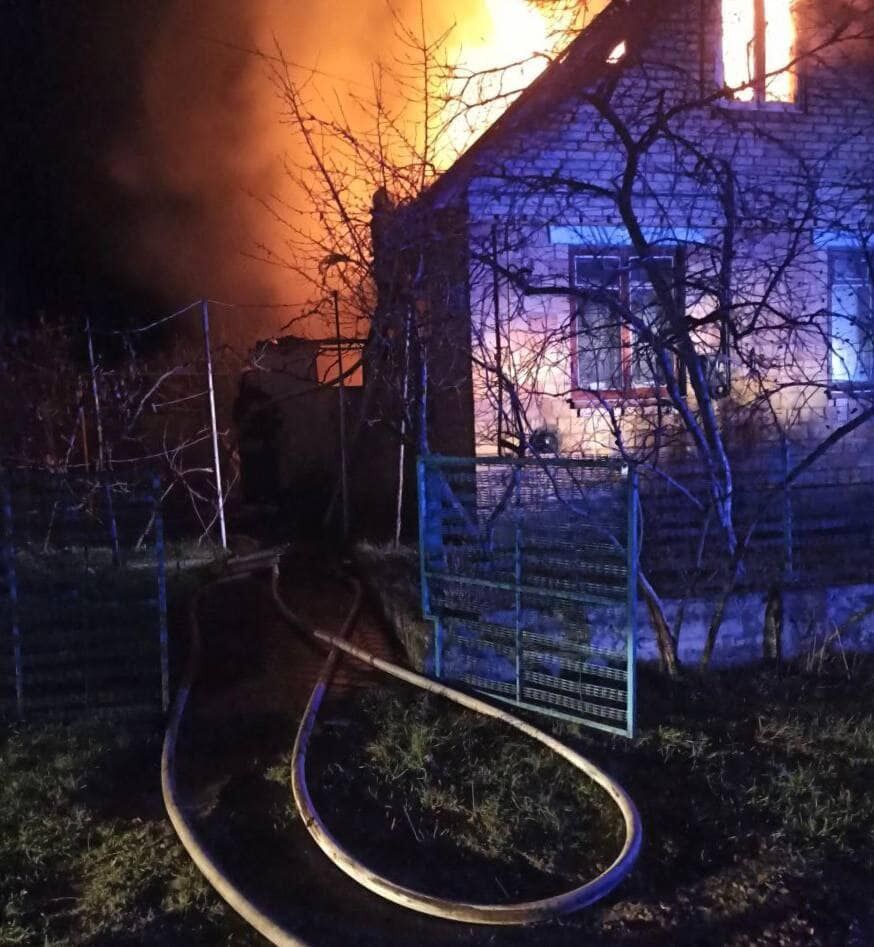 На Київщині залишені без нагляду свічки стали причиною двох пожеж: є постраждалий. Фото
