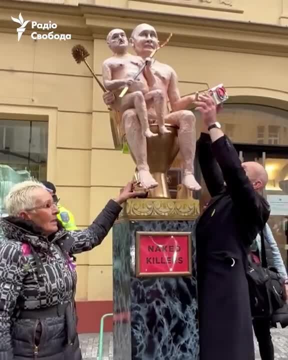 В Чехии куклу ''голого Путина на золотом унитазе'' выставят на аукцион: деньги передадут на помощь Украине. Видео