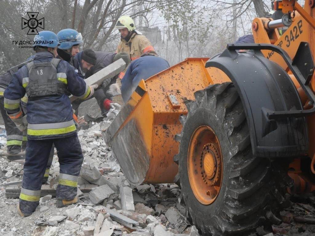 Кількість жертв ракетного удару РФ по житловому будинку у Вільнянську зросла до 10. Фото