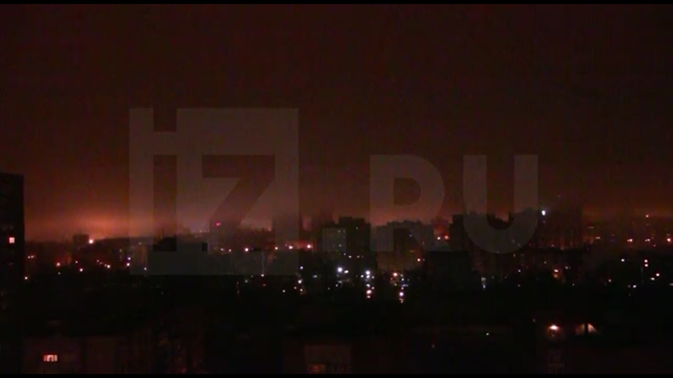 "Бавовна" добралась до Донецка, после серии взрывов начался пожар. Фото и видео