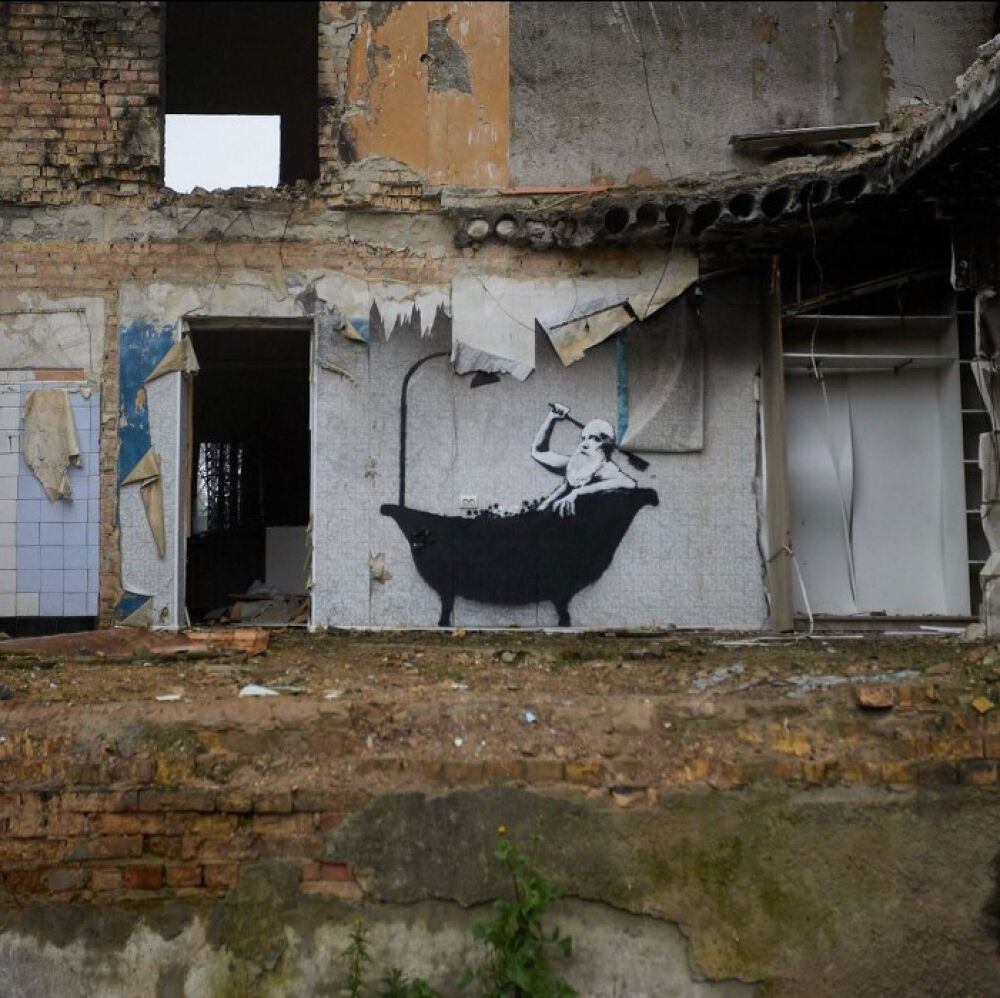 Відомий стріт-арт художник Бенксі показав процес створення всіх своїх графіті в Україні. Відео  