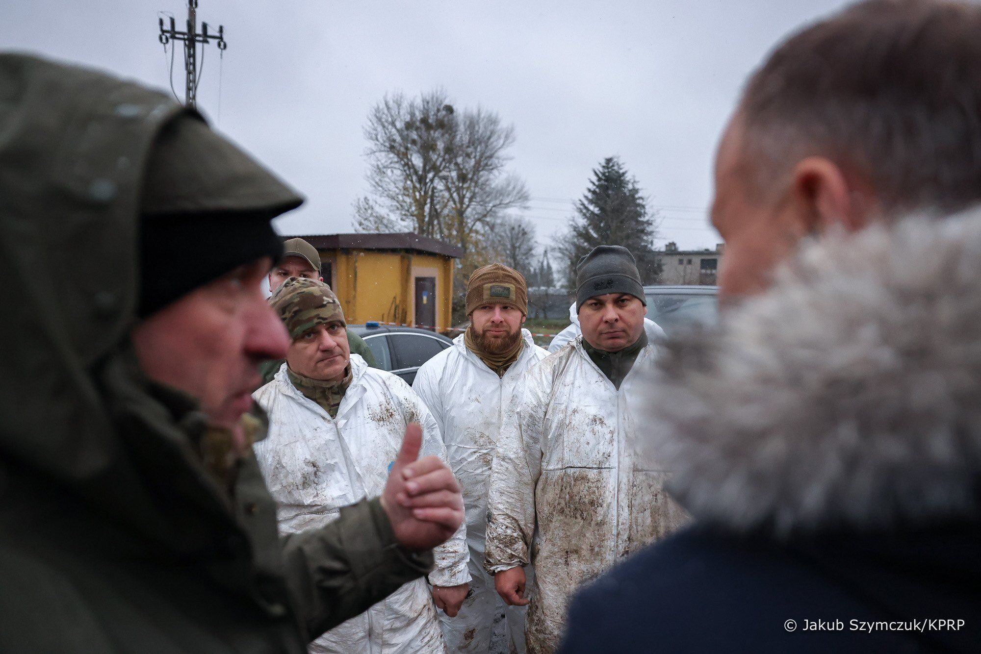 Українські експерти прибули на місце падіння ракети в Польщі, у Пшеводуві перебуває президент Дуда. Відео