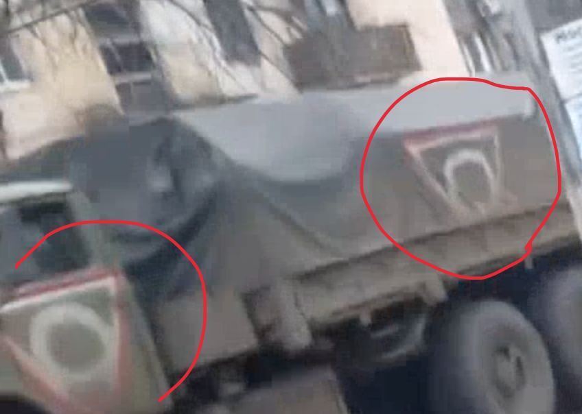 В Мариуполе на технике оккупантов заметили новые отметки, она движется в сторону Донецка. Фото