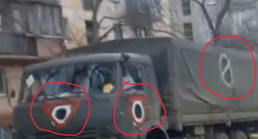 У Маріуполі на техніці окупантів помітили нові позначки, вона рухається в бік Донецька. Фото