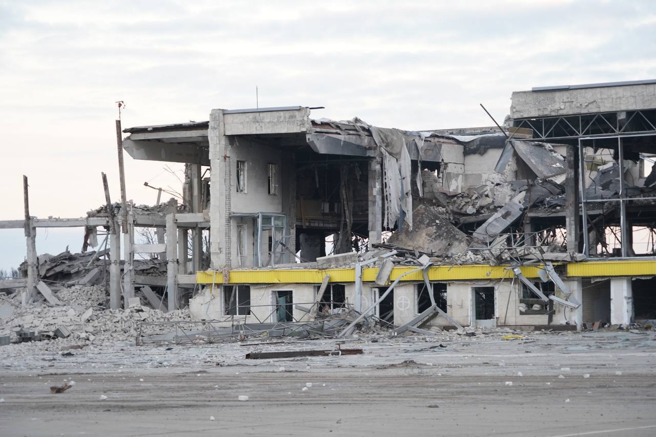 Руины и сгоревшие автомобили: в сети показали, как сейчас выглядит знаменитый аэропорт "Херсон" в Чернобаевке. Фото