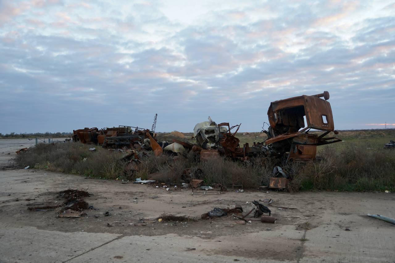 Руины и сгоревшие автомобили: в сети показали, как сейчас выглядит знаменитый аэропорт ''Херсон'' в Чернобаевке. Фото