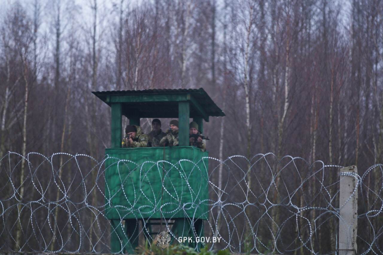 ''Сплошной забор'': силовик Лукашенко показал, как Украина укрепляет свою границу, и заявил, что беларусы ''следят''. Видео