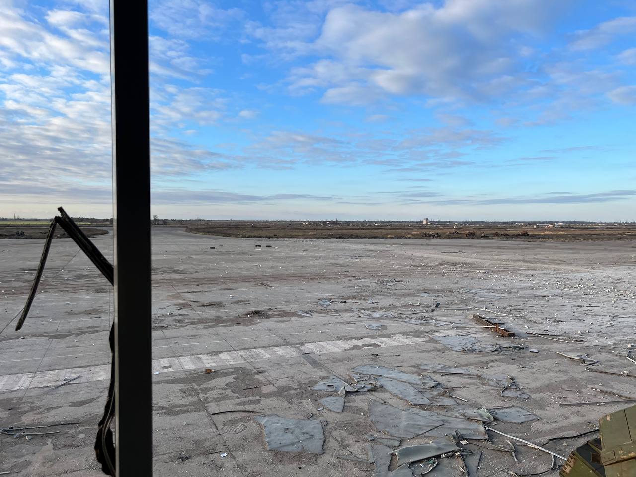 Руины и сгоревшие автомобили: в сети показали, как сейчас выглядит знаменитый аэропорт "Херсон" в Чернобаевке. Фото