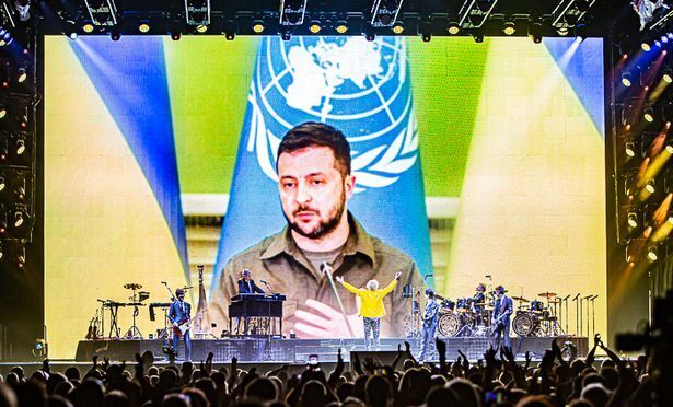 Легендарный Род Стюарт в сине-желтом костюме открыл свое турне по Британии выступлением в поддержку Украины в войне