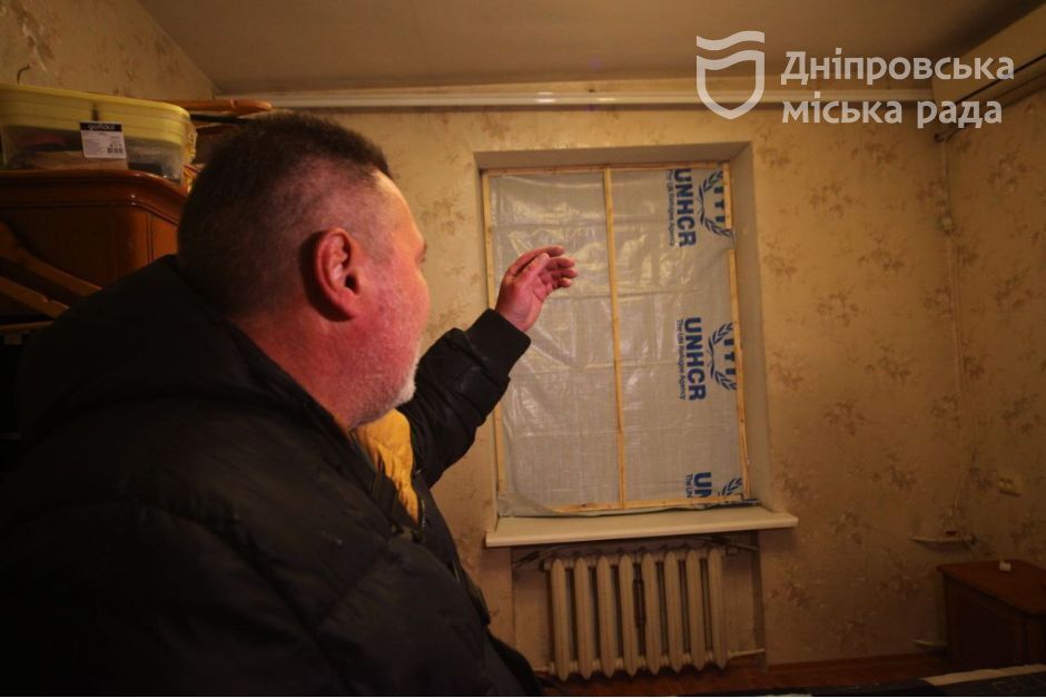 Відновлюють опалення, покрівлю та вікна: у Дніпрі комунальники ліквідовують наслідки ракетного удару 