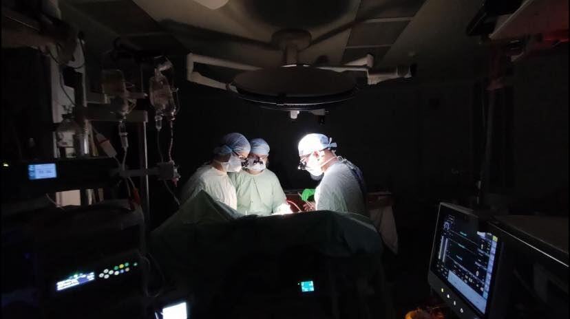 "Нас не зламати": українські кардіохірурги провели операцію на серці в напівтемряві. Фото 
