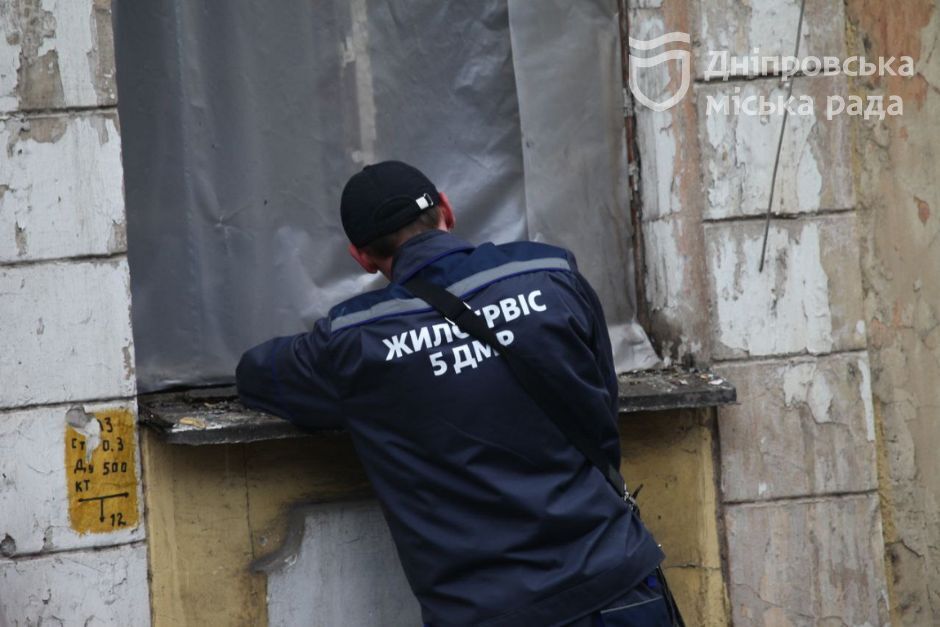 Відновлюють опалення, покрівлю та вікна: у Дніпрі комунальники ліквідовують наслідки ракетного удару 