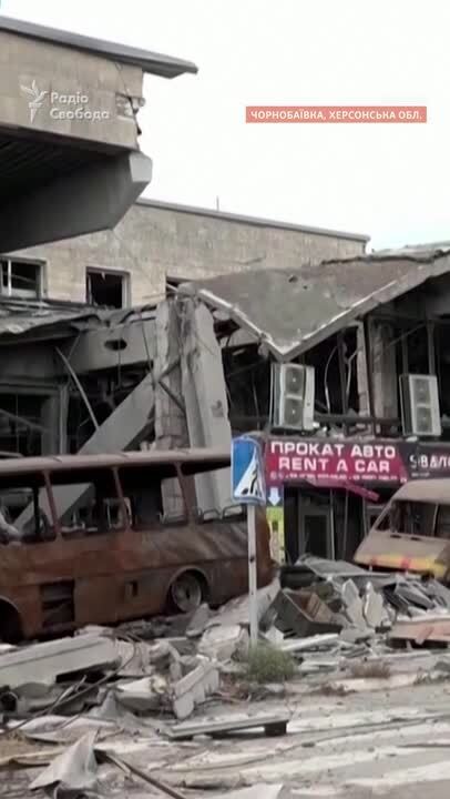 Знищена техніка і руїни навколо: у мережі показали, як зараз виглядає легендарна Чорнобаївка. Відео 