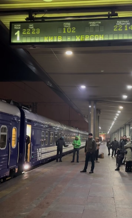 В освобожденный Херсон отправился первый поезд из Киева: украинцы приветствовали его отправку аплодисментами. Видео