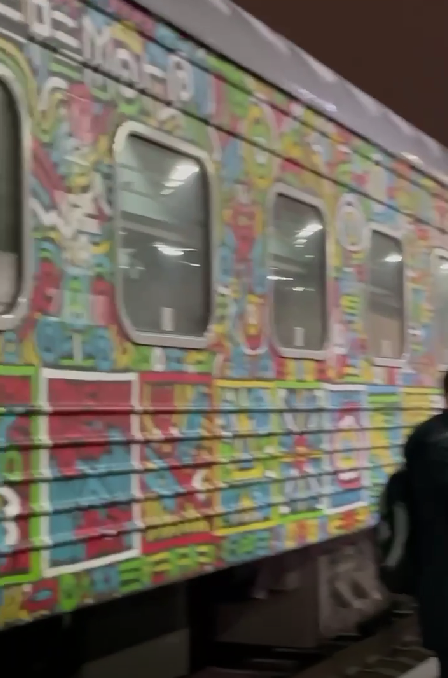 В освобожденный Херсон отправился первый поезд из Киева: украинцы приветствовали его отправку аплодисментами. Видео